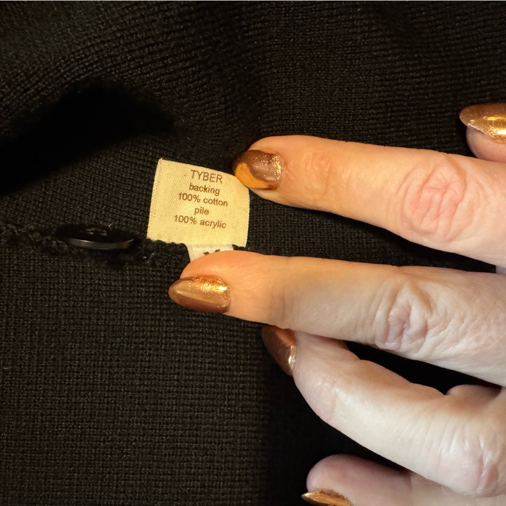 Chic Black Coat with Faux Fur Collar - Picture 4 of 8